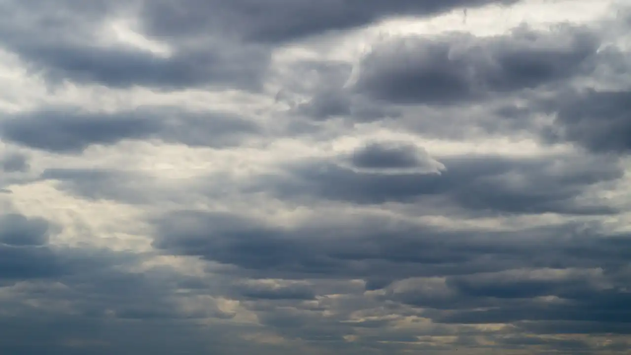 مركز الأرصاد يتوقع هطول أمطار متفاوتة الشدة على الدولة حتى 27 مارس